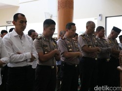 Sosok yang Patut Ditauladani, Polisi Gresik Salat Gaib untuk Gus Sholah