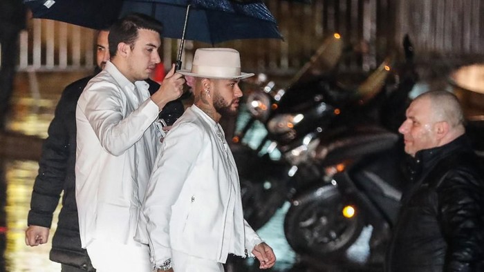 Paris Saint-Germains Brazilian forward Neymar arrives to attend his birthday party on February 2, 2020, at the Yoyo venue in the Palais de Tokyo   in Paris. (Photo by Zakaria ABDELKAFI / AFP)