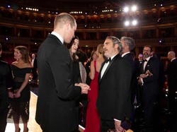 Viral, Momen Joaquin Phoenix Salah Beri Hormat ke Pangeran William