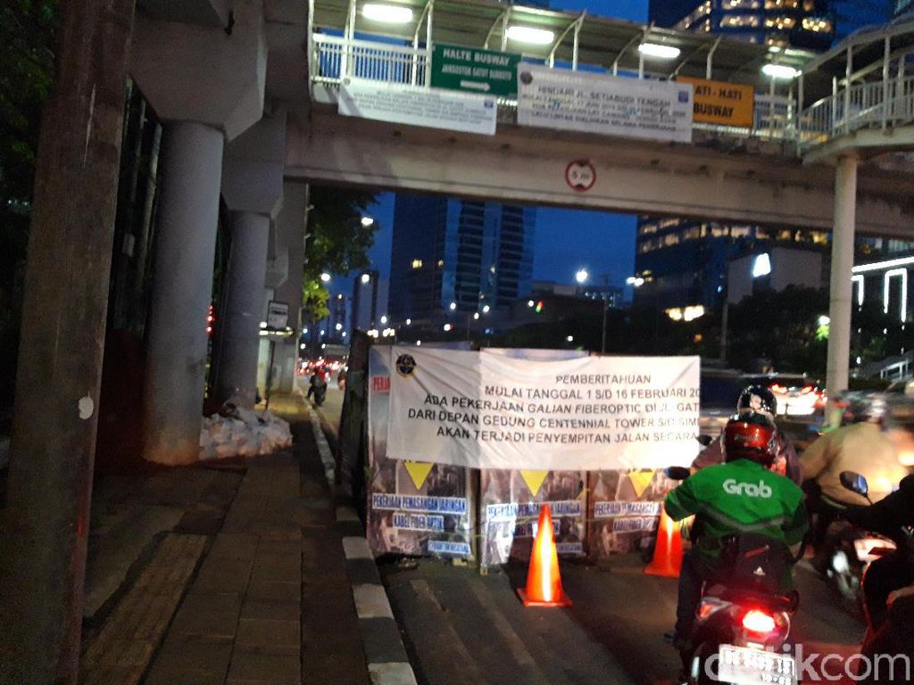 Ada Galian Proyek di Jl Gatot Subroto, Warga: Macet, Nggak Ada yang Kerjain Ada Galian Proyek di Jl Gatot Subroto, Warga: Macet, Nggak Ada yang Kerjain