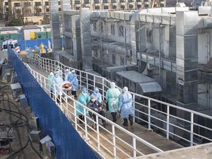 Pasien Virus Corona Mulai Dipindahkan ke RS Khusus di Wuhan