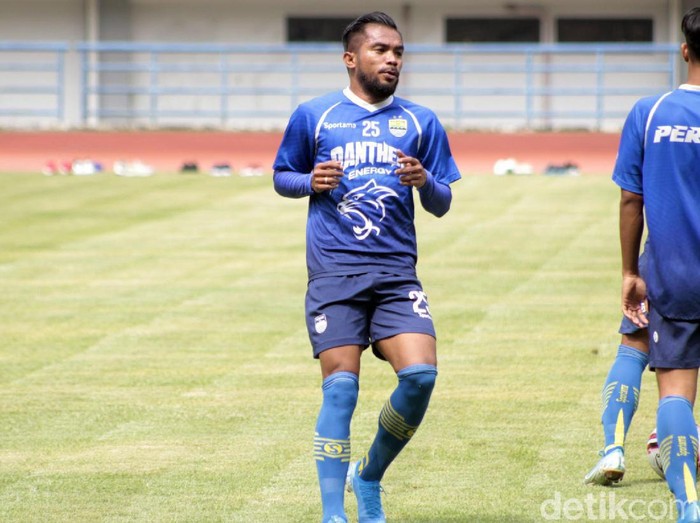 Persib Bandung mendapatkan tambahan amunisi lini depan. Zulham Zamrun bergabung kembali dengan Maung Bandung usai meninggalkan PSM Makassar.