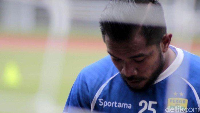 Persib Bandung mendapatkan tambahan amunisi lini depan. Zulham Zamrun bergabung kembali dengan Maung Bandung usai meninggalkan PSM Makassar.
