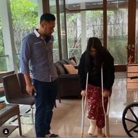 Anak Patah Tulang, Agus Yudhoyono Temani Belajar Menggunakan Tongkat