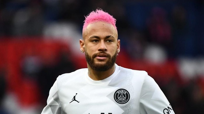 Paris Saint-Germains Brazilian forward Neymar looks on during warm-up prior to the French L1 football match between Paris Saint-Germain (PSG) and Montpellier Herault SC at the Parc des Princes stadium in Paris, on February 1, 2020. (Photo by FRANCK FIFE / AFP)
