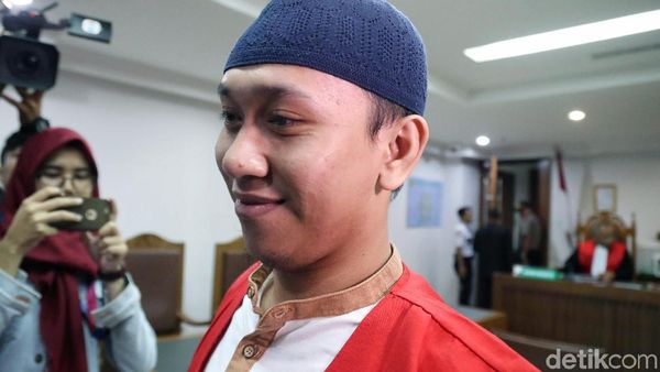 Ekspresi Pria yang Ancam Penggal Jokowi saat Sidang Tuntutan