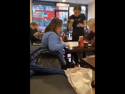 Saat Serangan Teror, Pelayan Kafe Biarkan Pelanggan Tetap Makan