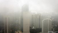 Kabut Selimuti Gedung Pencakar Langit di Jakarta