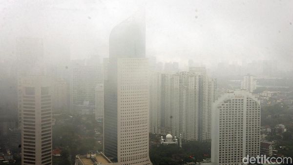 Kabut Selimuti Gedung Pencakar Langit di Jakarta