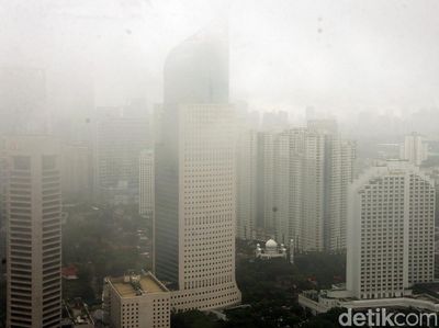 Kabut Selimuti Gedung Pencakar Langit di Jakarta