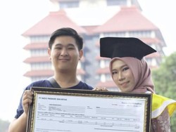 Mahasiswi UI Wisuda Dapat Kado Saham dari Gebetan, Kisahnya Viral