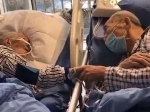 Sedih...Pasangan Tua Kena Virus Corona Pegangan Tangan Ucapkan Perpisahan