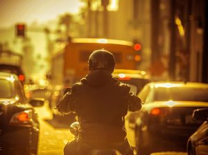 Viral Bule Kencingi Motor Saat Kena Lampu Merah di Sanur Denpasar