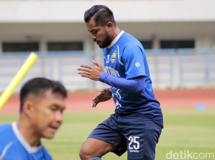 Persib Bandung mendapatkan tambahan amunisi lini depan. Zulham Zamrun bergabung kembali dengan Maung Bandung usai meninggalkan PSM Makassar.