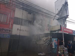 Kebakaran Ruko di Medan Diduga Gegara Dupa, 2 Orang Terluka Kebakaran Ruko di Medan Diduga Gegara Dupa, 2 Orang Terluka