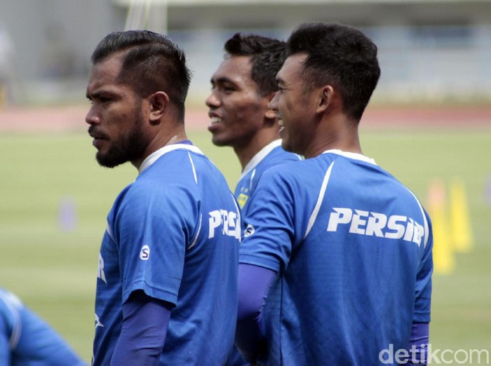 Persib Bandung mendapatkan tambahan amunisi lini depan. Zulham Zamrun bergabung kembali dengan Maung Bandung usai meninggalkan PSM Makassar.