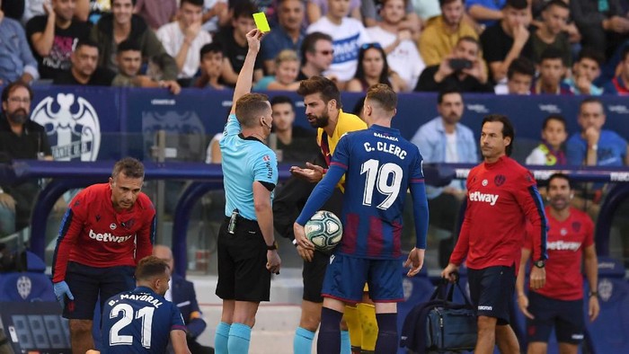 VALENCIA, SPAIN - NOVEMBER 02: Gerard Pique of FC Barcelona receives a yellow card during the Liga match between Levante UD  and FC Barcelona at Ciutat de Valencia on November 02, 2019 in Valencia, Spain. (Photo by Alex Caparros/Getty Images)