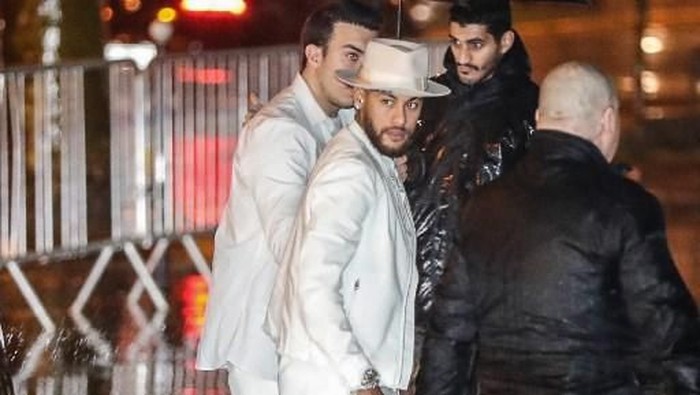 Paris Saint-Germains Brazilian forward Neymar arrives to attend his birthday party on February 2, 2020, at the Yoyo venue in the Palais de Tokyo   in Paris. (Photo by Zakaria ABDELKAFI / AFP)