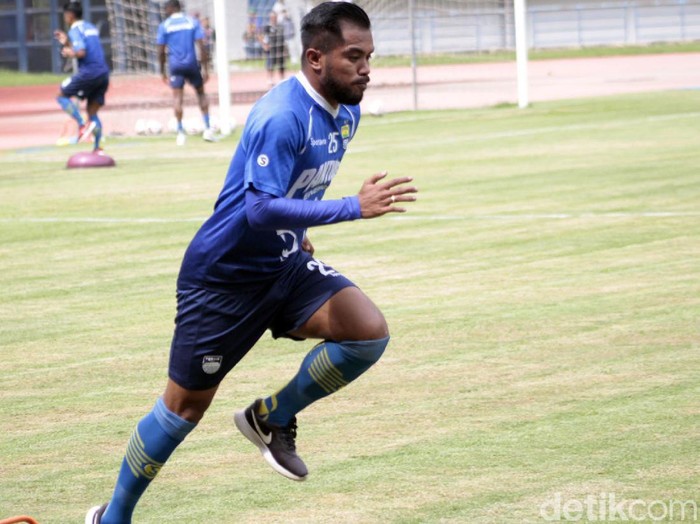 Persib Bandung mendapatkan tambahan amunisi lini depan. Zulham Zamrun bergabung kembali dengan Maung Bandung usai meninggalkan PSM Makassar.