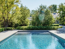 Kolam Renang Indoor vs Outdoor, Mending Mana untuk di Rumah?