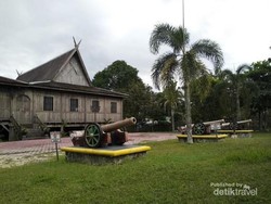 Istana Kuning yang Tak Kuning
