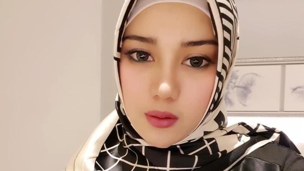 Gaya Hijab Istri Opick, Bebi Silvana yang Lagi Viral Soal Corona di Iqra