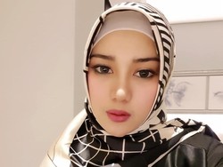 Bebi Silvana Terpana Lihat Burung Tawaf di Atas Kabah