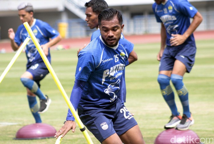 Persib Bandung mendapatkan tambahan amunisi lini depan. Zulham Zamrun bergabung kembali dengan Maung Bandung usai meninggalkan PSM Makassar.
