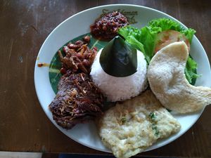 Sari Idaman : Makan Nasi Pluncut Sambil Ngemil Cireng Enak