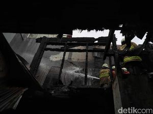 Aksi Pemadam Kebakaran Jinakkan Api di Gunung Sahari