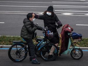 Tukang Ojek Jadi Pahlawan di Tengah Wabah Virus Corona