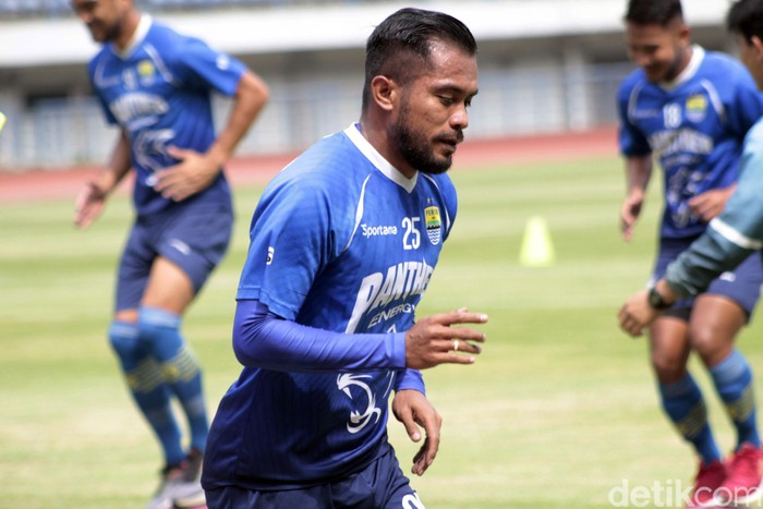 Persib Bandung mendapatkan tambahan amunisi lini depan. Zulham Zamrun bergabung kembali dengan Maung Bandung usai meninggalkan PSM Makassar.