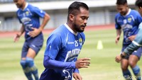 Zulham Malik Zamrun tampak mengikuti latihan bersama Persib Bandung di Stadion GBLA, Kota Bandung, Selasa (4/2/2020).