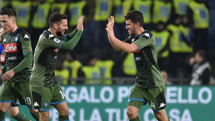GENOA, ITALY - FEBRUARY 03: Diego Demme of SSC Napoli (R) celebrates with Dries Mertens (L) after scoring a goal to make it 2-3 during the Serie A match between UC Sampdoria and SSC Napoli at Stadio Luigi Ferraris on February 3, 2020 in Genoa, Italy. (Photo by Paolo Rattini/Getty Images)