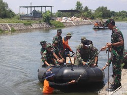 Pesawat Latih TNI AL yang Mendarat Darurat di Sidoarjo Dievakuasi