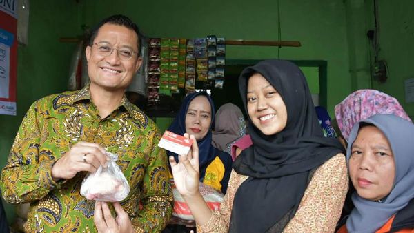 Mensos Tinjau Pelaksanaan Program Kartu Sembako di Bogor