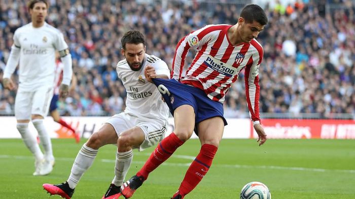 1203525399 MADRID, SPAIN - FEBRUARY 01: Alvaro Morata of Atletico Madrid is challenged by Daniel Carvajal of Real Madrid during the Liga match between Real Madrid CF and Club Atletico de Madrid at Estadio Santiago Bernabeu on February 01, 2020 in Madrid, Spain. (Photo by Angel Martinez/Getty Images)