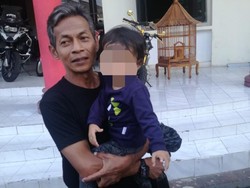 Zikria Penghina Risma Dijenguk Keluarga, Anaknya Terus Panggil Mama... Mama