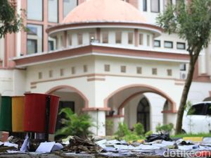 Tolak PHK, Ratusan Cleaning Service UIN Makassar Demo Tabur Sampah