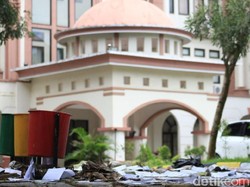 Tolak PHK, Ratusan Cleaning Service UIN Makassar Demo Tabur Sampah