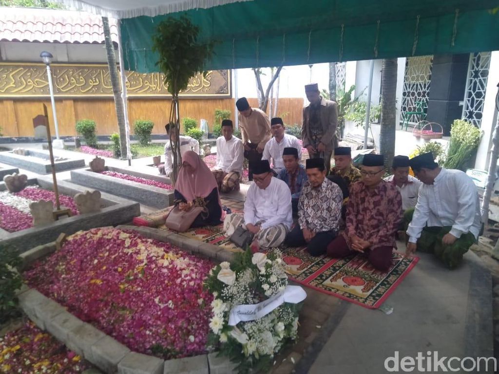 Makam Gus Sholah Ramai Dikunjungi Peziarah Makam Gus Sholah Ramai Dikunjungi Peziarah