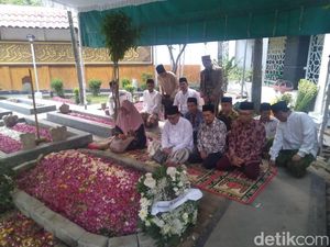 Makam Gus Sholah Ramai Dikunjungi Peziarah Makam Gus Sholah Ramai Dikunjungi Peziarah