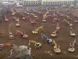 Pemandangan Ratusan Truk, Traktor, dan Ekskavator Kebut Pembangunan RS Corona di Wuhan