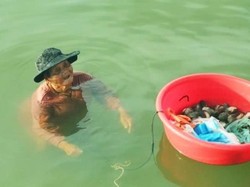 Nenek 85 Tahun Ini Kumpulkan Seafood untuk Biayai Putrinya yang Sakit
