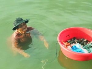 Nenek 85 Tahun Ini Kumpulkan Seafood untuk Biayai Putrinya yang Sakit Nenek 85 Tahun Ini Kumpulkan Seafood untuk Biayai Putrinya yang Sakit