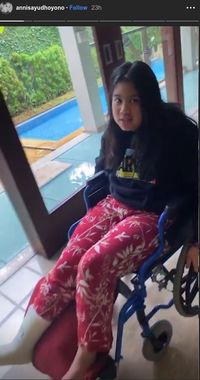Almira Yudhoyono saat belajar naik kursi roda