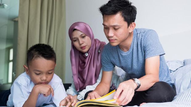 Ilustrasi ayah ajarkan anak laki-lakinya