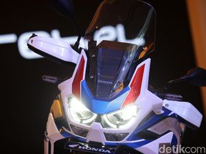 Ups! Gaya-gayaan Naik Africa Twin, Malah Rusak Tangga Dealer Ups! Gaya-gayaan Naik Africa Twin, Malah Rusak Tangga Dealer
