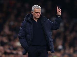 Kepala Kini Botak, Mourinho Mengaku Ketiduran Saat Dicukur Kepala Kini Botak, Mourinho Mengaku Ketiduran Saat Dicukur