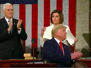 Gestur Perang Ketua DPR AS vs Trump di Acara Kenegaraan